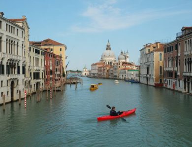 Venezia vista dall’acqua: tour in kayak tra canali nascosti e natura lagunare