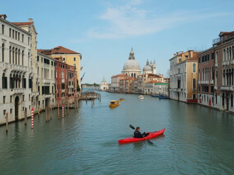 Venezia vista dall’acqua: tour in kayak tra canali nascosti e natura lagunare
