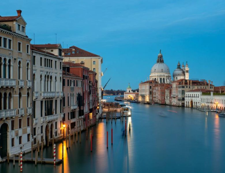 Venezia segreta di notte: itinerari tra calli silenziose, ponti illuminati e scorci romantici