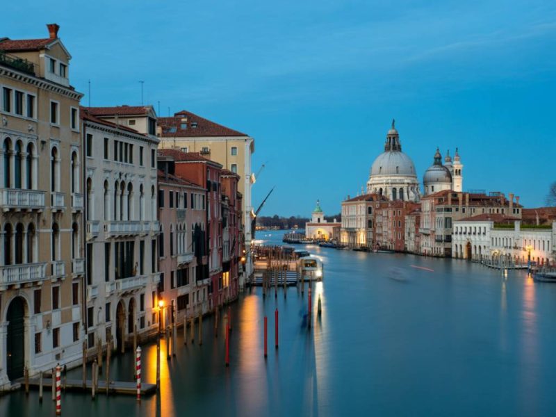 Venezia segreta di notte: itinerari tra calli silenziose, ponti illuminati e scorci romantici