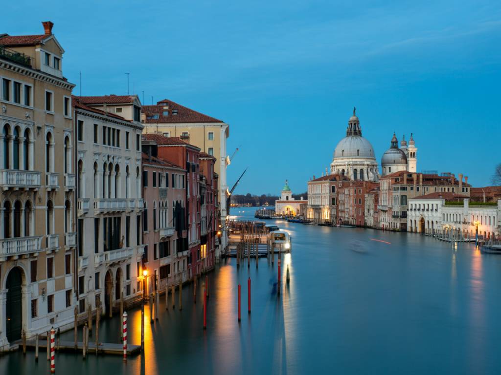 Venezia segreta di notte: itinerari tra calli silenziose, ponti illuminati e scorci romantici